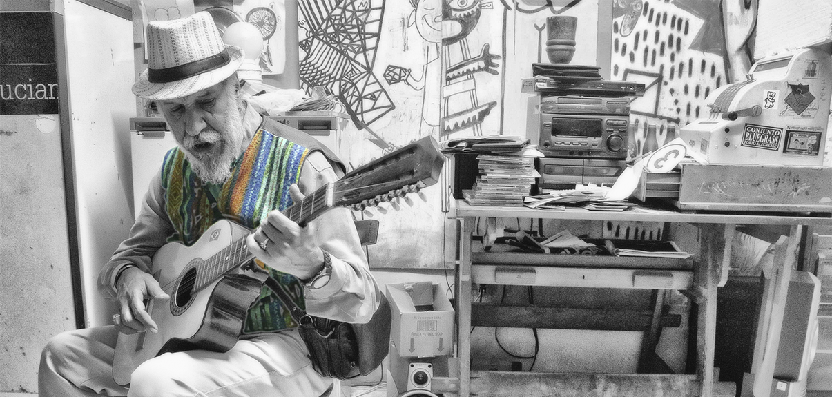  Multi artista Ubiratan Carlos Gomes se apresenta no Projeto Chapéu Acústico